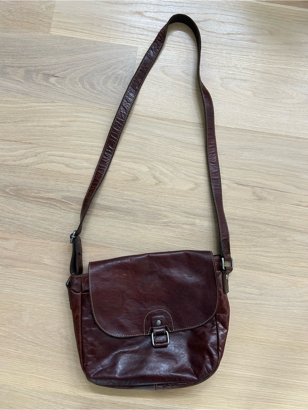 Classic Women’s Leather Messenger Bag in Dark Brown